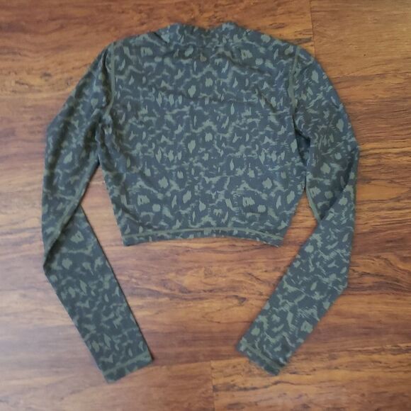 Vuori Dune Oregano Green Crop Swim Top Chic Edgy Feminine UPF 30+ Rash Guard XS - Picture 6 of 7